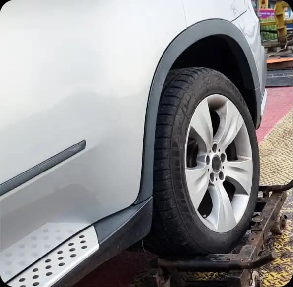 Car wheel secured on a transport bed