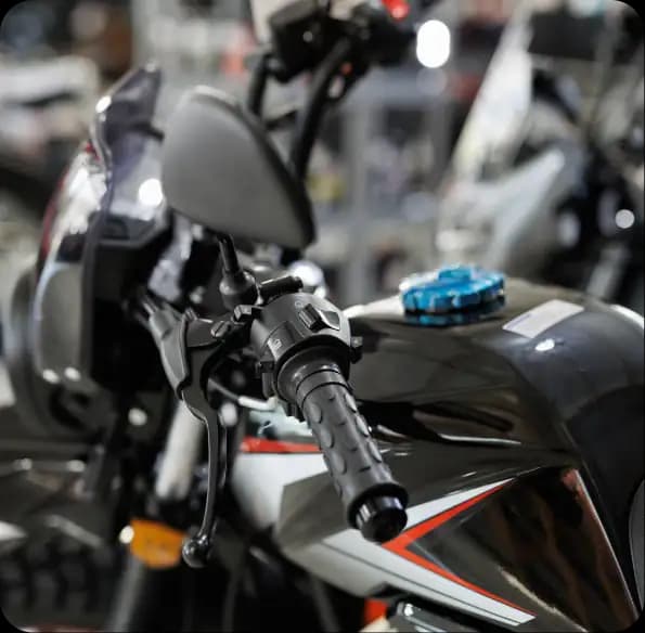 Motorcycle fuel tank and handlebars
